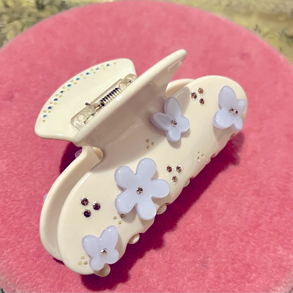 Rhinestone and flower hair clip in lavender and cream color. New.